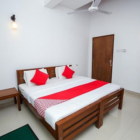 Oyo 438 Sarala Residence Hotel Kandy Exterior photo