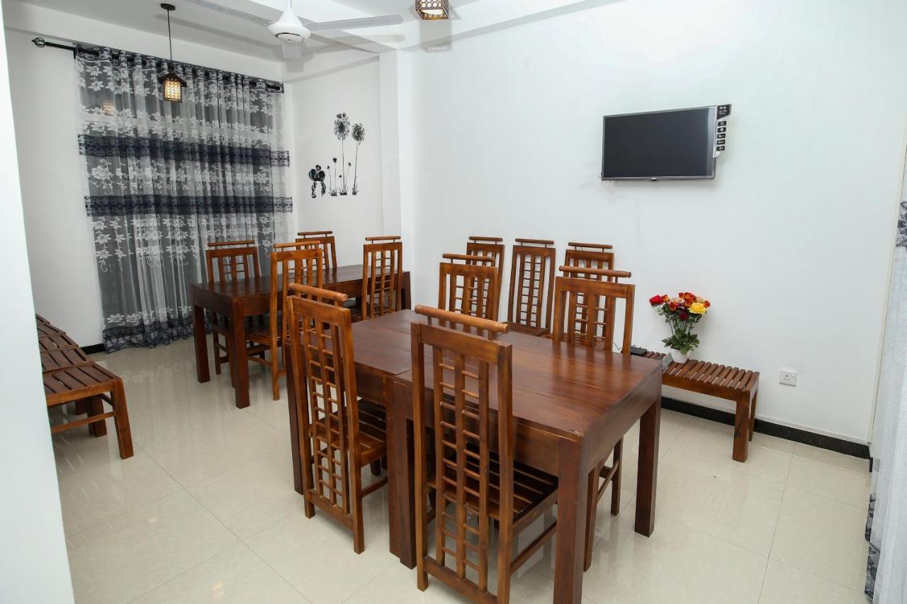 Oyo 438 Sarala Residence Hotel Kandy Exterior photo